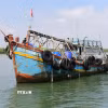 Tàu BT 94466 TS đang được neo giữ chờ xử lý. (Ảnh: TTXVN phát)