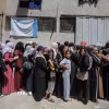Người dân Palestine tập trung tại một điểm phân phát hàng cứu trợ ở Gaza. (Ảnh: THX/TTXVN)