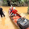 Đoàn công tác của Trung ương Hội Chữ thập Đỏ Việt Nam vượt qua những tuyến đường ngập lụt, mang hàng cứu trợ khẩn cấp đến với người dân xã Nhân Hòa (Nghệ An) - nơi đang chịu thiệt hại nặng nề do hoàn lưu bão số 3 (Wipha). (Ảnh: TTXVN phát)