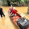 Đoàn công tác của Trung ương Hội Chữ thập Đỏ Việt Nam vượt qua những tuyến đường ngập lụt, mang hàng cứu trợ khẩn cấp đến với người dân xã Nhân Hòa (Nghệ An) - nơi đang chịu thiệt hại nặng nề do hoàn lưu bão số 3 (Wipha). (Ảnh: TTXVN phát)