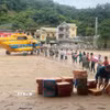 Máy bay trực thăng Mi 171 của Quân chủng Phòng không Không quân mang theo hàng cứu trợ gồm lương thực, thực phẩm, nước uống... hạ cánh xuống Tương Dương, Nghệ An. (Ảnh: TTXVN phát)