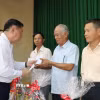 Trưởng Ban Tuyên giáo và Dân vận Trung ương Nguyễn Trọng Nghĩa trao quà cho nhân dân xã Tuyên Bình, tỉnh Tây Ninh. (Ảnh: Thanh Bình/TTXVN)
