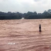 Một điểm cầu tràn nước bị ngập, gây chia cắt tại khu vực miền núi tỉnh Quảng Trị. (Ảnh: TTXVN phát)