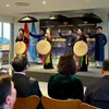 Đại diện lãnh đạo UNESCO và phái đoàn quốc tế nghe biểu diễn quan họ Bắc Ninh. (Ảnh: Nguyễn Thu Hà/TTXVN)