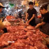 Hoạt động mua và bán tại chợ đầu mối nông sản Nam Hà Nội. (Ảnh: Vũ Sinh/TTXVN)