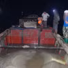 Các đối tượng khai thác cát bị lực lượng chức năng bắt quả tang. (Nguồn: Công an tỉnh Quảng Trị)