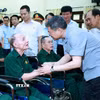 Thủ tướng Lê Minh Hưng thăm hỏi thương binh, bệnh binh đang điều trị tại Trung tâm Điều dưỡng thương binh Kim Bảng, tỉnh Ninh Bình. (Ảnh: Dương Giang/TTXVN)