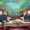 Thượng tướng Khamlieng Outhakaysone, Bộ trưởng Quốc phòng Lào tiếp Trung tướng Lê Đức Thái, Tư lệnh Bộ đội Biên phòng Việt Nam. (Ảnh: Xuân Tú/TTXVN)
