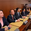 Phó Trưởng Phái đoàn Việt Nam tại Geneva Cung Đức Hân (thứ tư từ trái sang) cùng các thành viên đoàn liên ngành Việt Nam trong phiên bỏ phiếu các nghị quyết. (Ảnh: TTXVN phát)