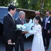 Thiếu nhi Thủ đô Hà Nội tặng hoa Quốc vương Jordan Abdullah II Ibn Al Hussein tại lễ đón. (Ảnh: Lâm Khánh/TTXVN)