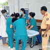 Lực lượng cảnh sát giao thông đưa bé trai đi cấp cứu kịp thời. (Nguồn: Báo Đồng Nai)