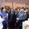 Phó Thủ tướng Trần Hồng Hà đến thăm Gian hàng các mặt hàng thế mạnh của Việt Nam. (Ảnh: Công Tuyên/TTXVN)