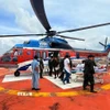 Trực thăng của Công ty Trực thăng miền Nam (Binh đoàn 18, Bộ Quốc phòng) bàn giao kịp thời bệnh nhân cho Bệnh viện Quân y 175 cấp cứu, điều trị. (Ảnh: TTXVN phát)