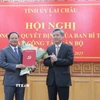 Ủy viên Trung ương Đảng, Phó Trưởng Ban Tổ chức Trung ương Nguyễn Quang Dương trao quyết định cho ông Lê Minh Ngân. (Ảnh: Nguyễn Oanh/TTXVN)