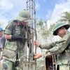 Xây dựng nhà cho ở cho các hộ gia đình có nhà bị sập, đổ, trôi do cơn bão số 13 và đợt mưa lũ lịch sử trong tháng 11 vừa qua. (Ảnh: Tường Quân/TTXVN)