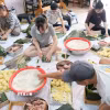 Ngày gói bánh chưng luôn là ngày được mong chờ nhất. (Ảnh: Hồng Minh/TTXVN)
