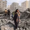 Đống đổ nát sau cuộc không kích của Israel xuống Dải Gaza. (Ảnh: IRNA/TTXVN)