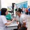 Bác sỹ khám mắt miễn phí cho học sinh có hoàn cảnh khó khăn trên địa bàn tỉnh. (Ảnh: Quý Trung/TTXVN)