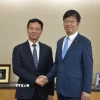 Quốc vụ khanh Bộ Nội vụ và Truyền thông Nhật Bản Adachi Masashi bày tỏ vui mừng được chào đón Bộ trưởng Nguyễn Mạnh Hùng (trái) và đoàn công tác đến thăm Nhật Bản. (Ảnh: Nguyễn Tuyến/TTXVN)