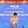 Tổng Giám đốc TTXVN Vũ Việt Trang ủng hộ đồng bào khắc phục hậu quả bão lũ. (Ảnh: Tuấn Anh/TTXVN)