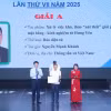 Tác giả Nguyễn Mạnh Khánh (TTXVN) nhận giải A. (Ảnh: TTXVN phát)