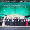 Chủ tịch nước Lương Cường và Chủ tịch Hội Nông dân Việt Nam Lương Quốc Đoàn trao Danh hiệu Nông dân Việt Nam xuất sắc năm 2025. (Ảnh: Lâm Khánh/TTXVN)