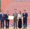 Lãnh đạo Cục Di sản văn hóa trao Quyết định của Bộ Văn hóa, Thể thao và Du lịch về việc đưa Lễ hội Tết Doi của người Mường xã Thu Cúc vào Danh mục Di sản Văn hóa Phi vật thể Quốc gia cho lãnh đạo xã. (Nguồn: Báo Phú Thọ)