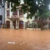 Nhiều tuyến đường ở thành phố Yên Bái bị ngập sâu ngày 25/6. (Ảnh: TTXVN phát)
