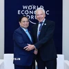 Thủ tướng Phạm Minh Chính gặp Chủ tịch lâm thời WEF Peter Brabeck-Letmathe. (Ảnh: Dương Giang/TTXVN)