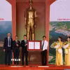 Đại diện lãnh đạo Ủy ban Nhân dân Thành phố Hồ Chí Minh trao quyết định chấp thuận đầu tư dự án Cảng trung chuyển quốc tế Cần Giờ cho Liên danh nhà đầu tư. (Ảnh: Hồng Đạt/TTXVN)