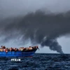 Người di cư chờ được giải cứu trên Địa Trung Hải, ngoài khơi bờ biển Libya. (Ảnh: Getty Images/TTXVN)