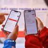 Cử tri là sinh viên Đại học Bách khoa Hà Nội xem thông tin cần thiết của người ứng cử trên VNeID để chủ động tìm hiểu, nâng cao nhận thức khi tham gia bầu cử. (Ảnh: Thanh Tùng/TTXVN)