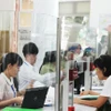 Cán bộ, công chức tại Trung tâm Hành chính công Quận 1 (phường Sài Gòn mới) khẩn trương xử lý hồ sơ. (Ảnh: Hữu Duyên/TTXVN)