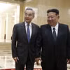 Nhà lãnh đạo Triều Tiên Kim Jong Un tiếp Bộ trưởng Ngoại giao Trung Quốc Vương Nghị (trái). (Nguồn: Xinhua)