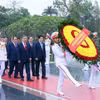 Đoàn đại biểu lãnh đạo, nguyên lãnh đạo Đảng, Nhà nước do Tổng Bí thư Tô Lâm dẫn đầu đến đặt vòng hoa tưởng niệm các Anh hùng liệt sỹ. (Ảnh: Phạm Kiên/TTXVN)