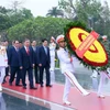 Đoàn đại biểu lãnh đạo, nguyên lãnh đạo Đảng, Nhà nước do Tổng Bí thư Tô Lâm dẫn đầu đến đặt vòng hoa tưởng niệm các Anh hùng liệt sỹ. (Ảnh: Phạm Kiên/TTXVN)
