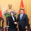 Giám đốc Học viện Chính trị quốc gia Hồ Chí Minh Nguyễn Xuân Thắng tiếp Giám đốc UNICEF khu vực Đông Á và Thái Bình Dương June Kunugi. (Ảnh: Tuấn Anh/TTXVN)