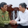 Thủ tướng Lê Minh Hưng thăm gia đình ông Vy Văn Nước (sinh năm 1948, thương binh tỷ lệ tổn thương cơ thể 42%), sinh sống tại Khối 8, phường Đông Kinh. (Ảnh: Dương Giang/TTXVN)