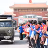 Đông đảo cán bộ, chiến sỹ và các quần chúng nhân dân tiễn cán bộ, chiến sỹ các Đội K70, K71 và K73 xuất quân thực hiện nhiệm vụ tìm kiếm hài cốt liệt sỹ hy sinh tại Campuchia qua các thời kỳ. (Ảnh: Bùi Giang/TTXVN)