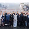 Đại sứ Thái Lan tại Việt Nam Urawadee Sriphiromya và Tổng Giám đốc TTXVN Vũ Việt Trang cùng đại biểu chụp ảnh chung. (Ảnh: Lê Đông/TTXVN)