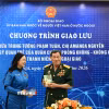 Trung tướng Phạm Tuân tặng chị Amanda Nguyễn cuốn sách kỷ niệm ghi dấu chuyến bay lịch sử của ông. (Ảnh: TTXVN phát)
