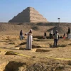 Các nhà khảo cổ Ai Cập khai quật tại khu khảo cổ Saqqara. (Nguồn: AP)