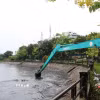 Các nhà thầu thi công nạo vét rạch Xuyên Tâm, đoạn phía trước Trường Đại học Văn Lang. (Ảnh: Tiến Lực/TTXVN)