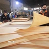 Công nhân tại một doanh nghiệp xuất khẩu đồ gỗ. (Nguồn: TTXVN)