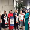 Tổng lãnh sự các nước thành viên ASEAN tại Thành phố Hồ Chí Minh và những bức thư pháp được tặng tại buổi họp mặt. (Ảnh: Xuân Khu/TTXVN)