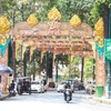 Khu vực thắng cảnh Wat Phnom ở trung tâm thủ đô Phnom Penh (Vương quốc Campuchia) được trang hoàng lộng lẫy, sẵn sàng đón Tết cổ truyền 2025. (Ảnh: Huỳnh Thảo/TTXVN)