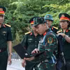 Cán bộ Viện Thiết kế, Tổng cục Hậu cần-Kỹ thuật (Bộ Quốc phòng) hỗ trợ vận hành máy radar. (Ảnh: Mai Trang/TTXVN)