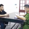 Đối tượng cầm đầu là Lê Văn Hoàng (sinh năm 1995), tạm trú tại phường Trấn Biên, thành phố Đồng Nai tại cơ quan công an. (Ảnh: TTXVN phát)