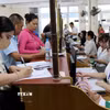 Người dân đến giải quyết thủ tục hành chính tại Trung tâm phục vụ hành chính công phường Nam Định, tỉnh Ninh Bình. (Ảnh: Nguyễn Lành/TTXVN)