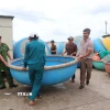 Hàng trăm phương tiện thuyền thúng được di dời lên bờ kè ứng phó với bão số 12. (Ảnh: Phạm Cường/TTXVN)